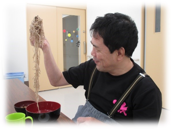 ソバを食べてる利用者